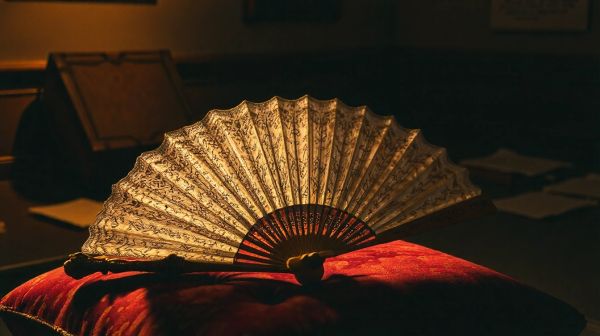 Les origines fascinantes de l'éventail à travers les âges