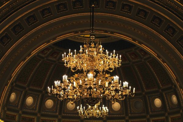 Lustre plafond cathédrale: lumière majestueuse pour grands espaces